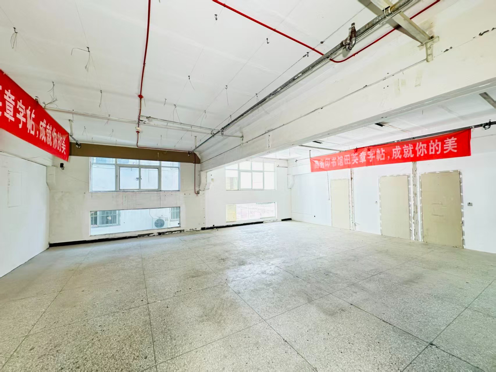 定鼎大道重点吸引人工智能应用、数字经济、电商直播、智能制造服务、软件开发、科技创新企业及创业团队入驻